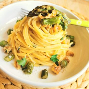 Asparagus pasta with walnuts.