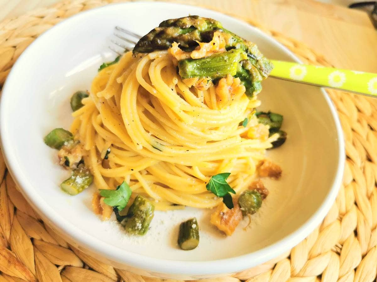 Asparagus pasta with walnuts recipe from Marche