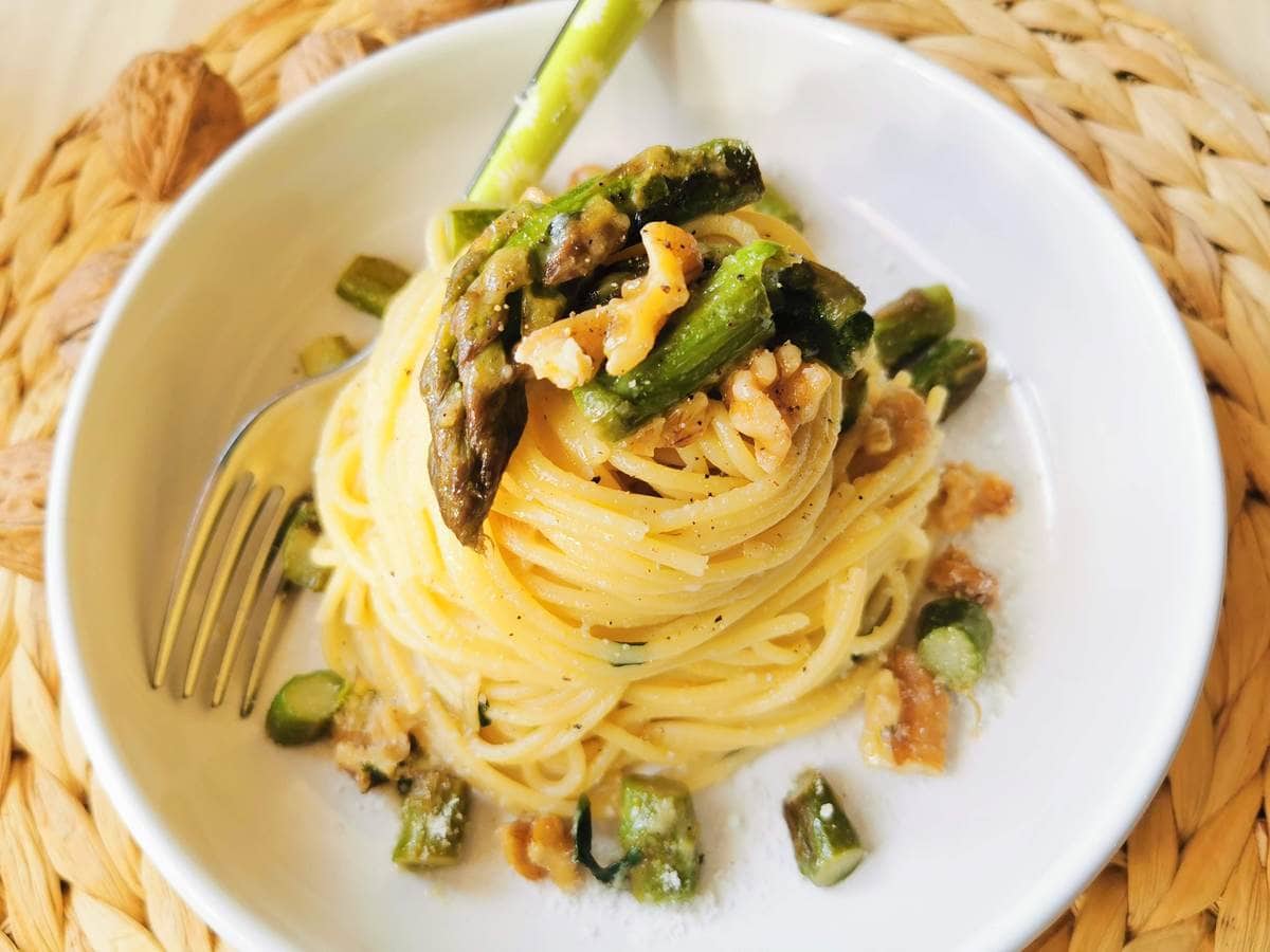 asparagus pasta with walnuts.