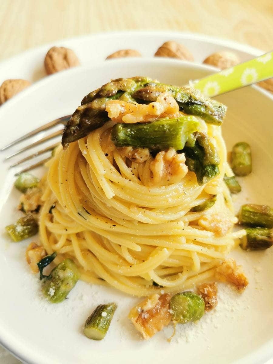 Asparagus pasta with walnuts recipe from Marche