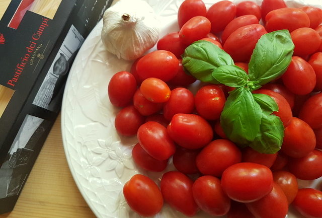 ingredients for best spaghetti with tomato sauce ever (La Devozione)