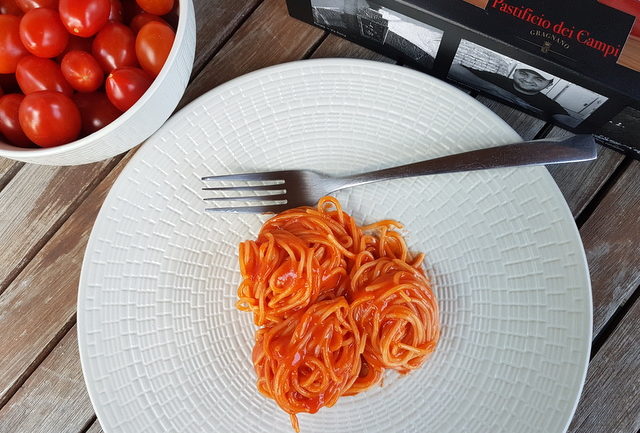 best spaghetti with tomato sauce ever (La Devozione)