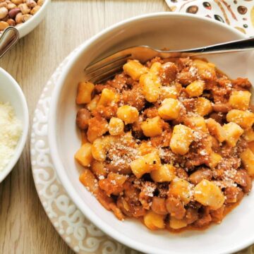 Bread gnocchi with sausage (gnocchetti collescipolani) recipe from Umbria