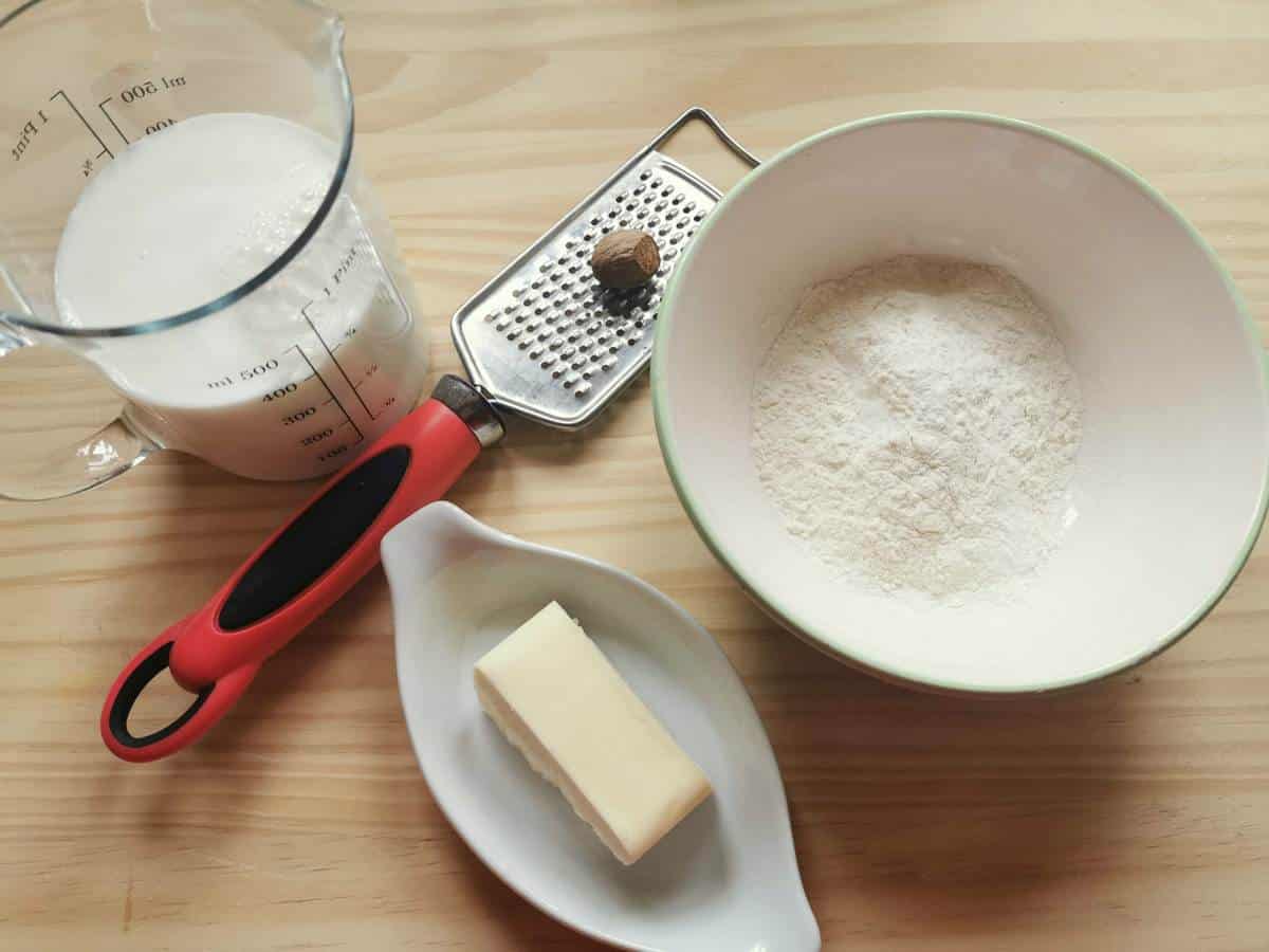 Ingredients to make the béchamel sauce: Flour, butter, milk and nutmeg.