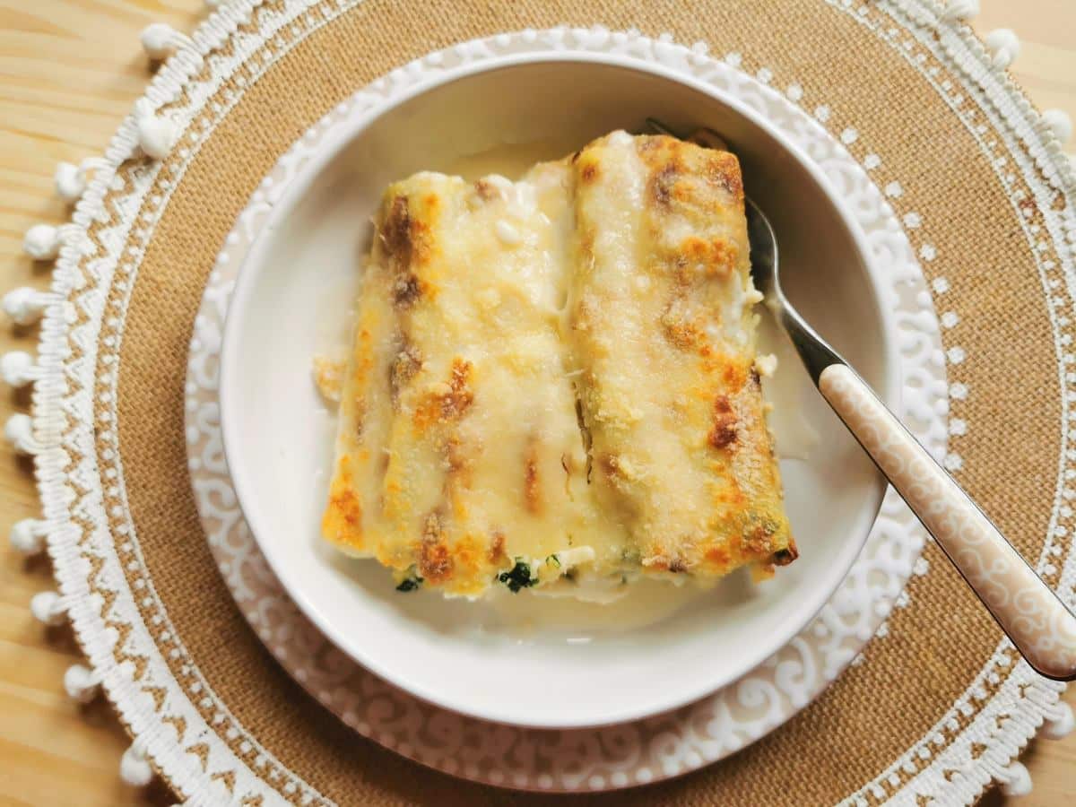 Cannelloni with spinach and ricotta in a bowl.