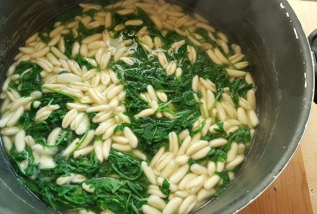 cavatelli pasta with rocket (arugula) cooking in water together