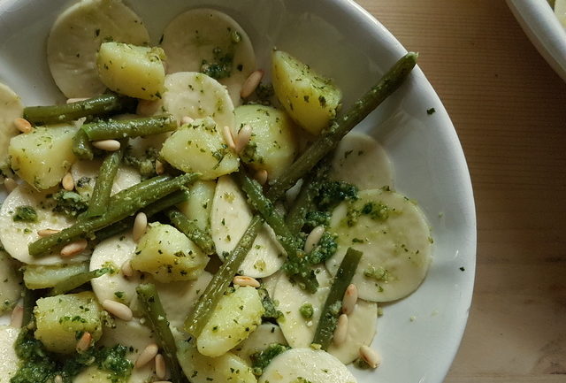 Corzetti-Pasta Ligurien mit Pesto, Kartoffeln und grünen Bohnen 