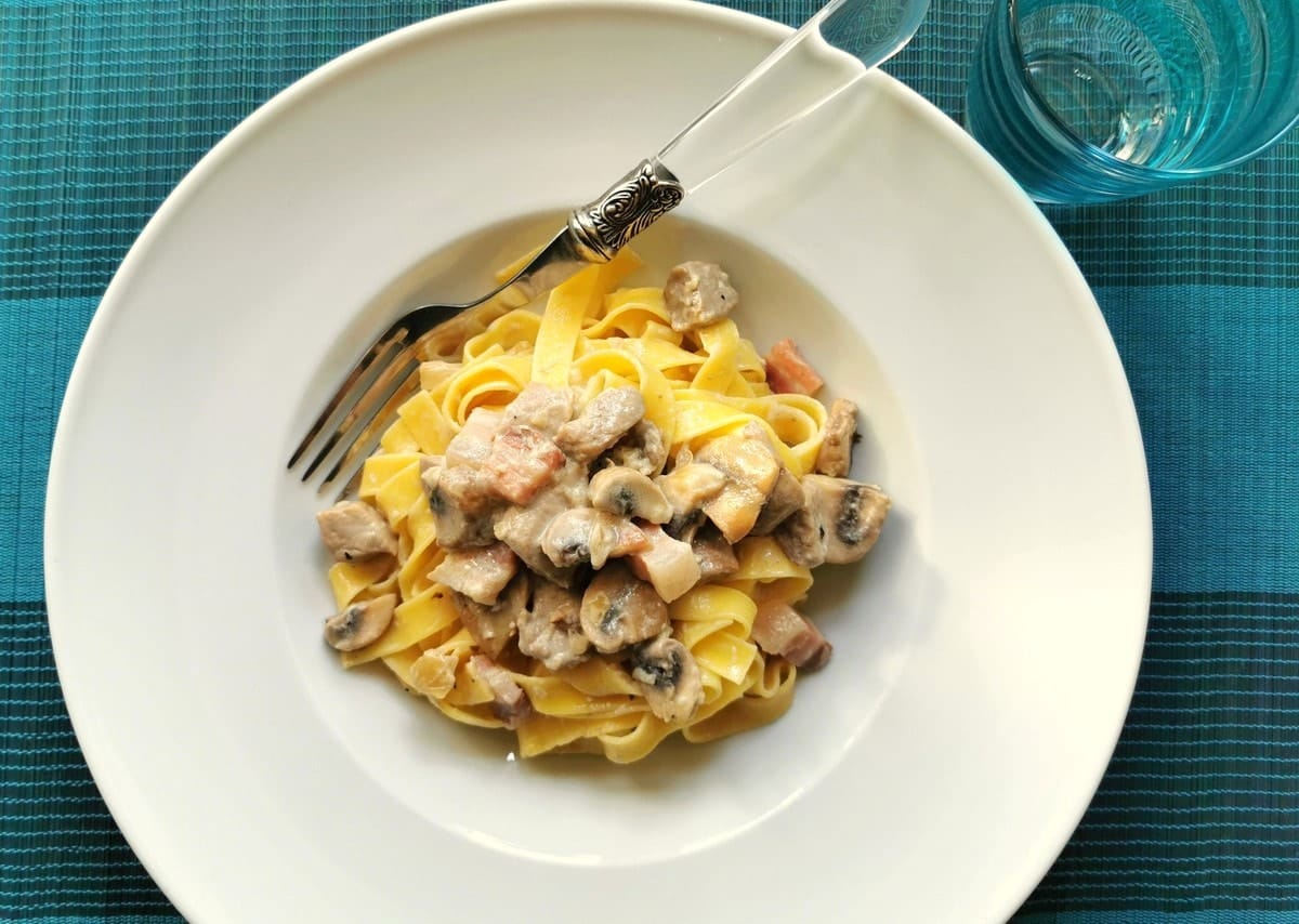 Pork fillet tagliatelle alla Castellana in a bowl