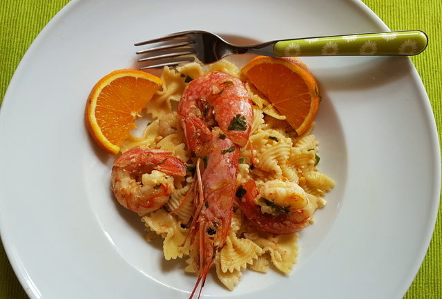 Farfalle pasta with prawns and oranges 