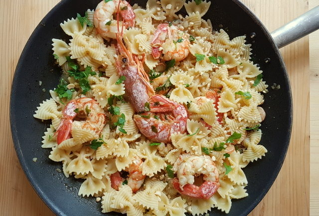 Farfalle pasta with prawns and orange