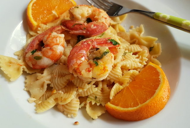 Farfalle pasta with prawns and oranges 