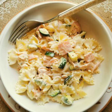 Pasta with smoked salmon and zucchini.