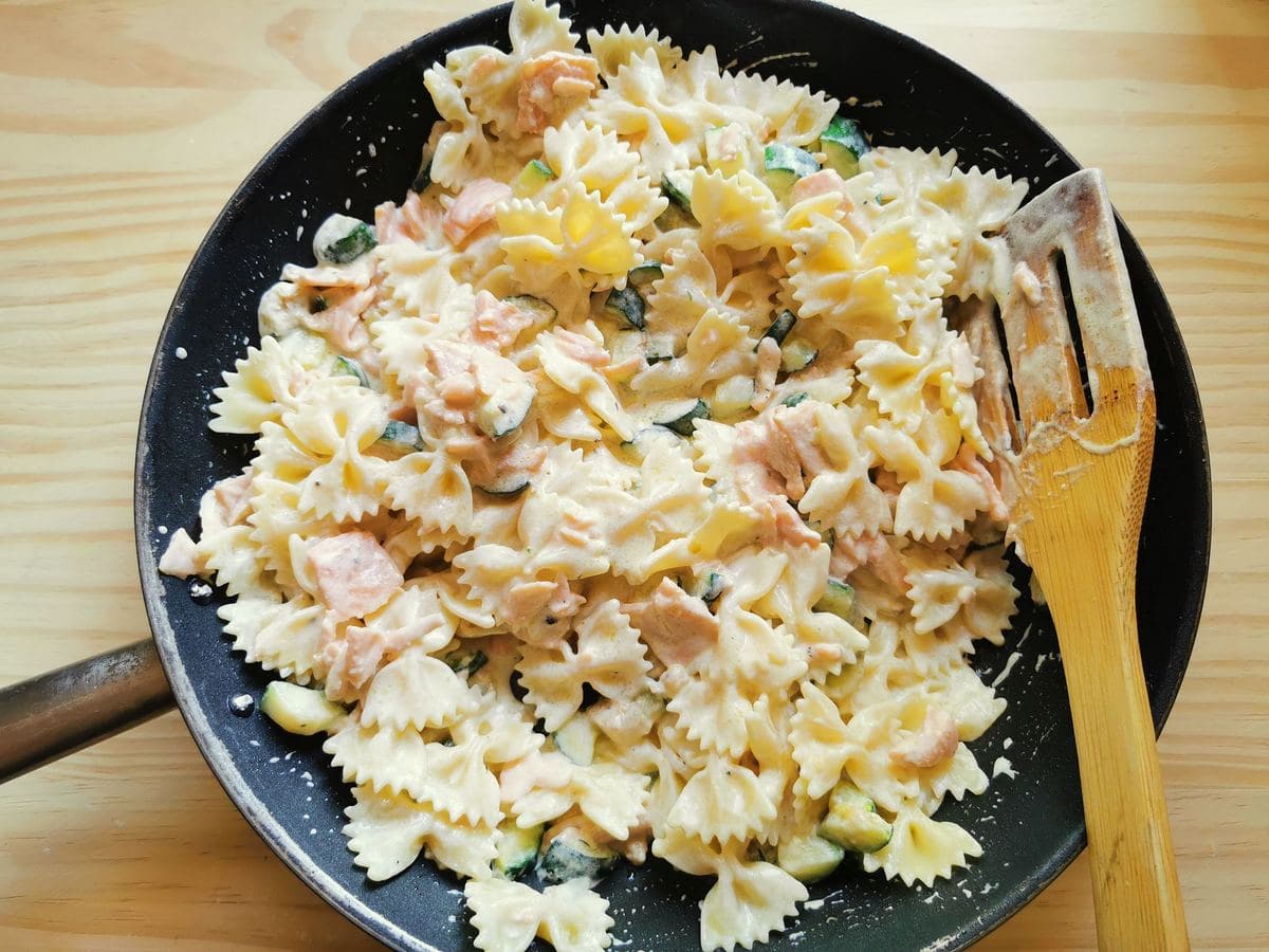 creamy farfalle pasta with smoked salmon and zucchini