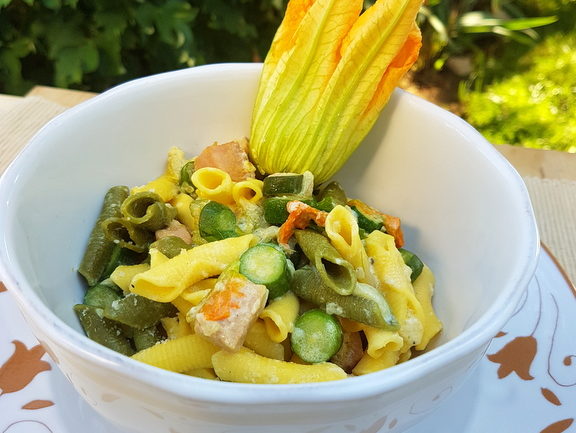 Pasta with zucchini flowers and saffron
