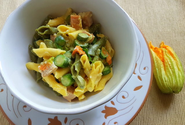 Pasta with zucchini flowers and saffron 