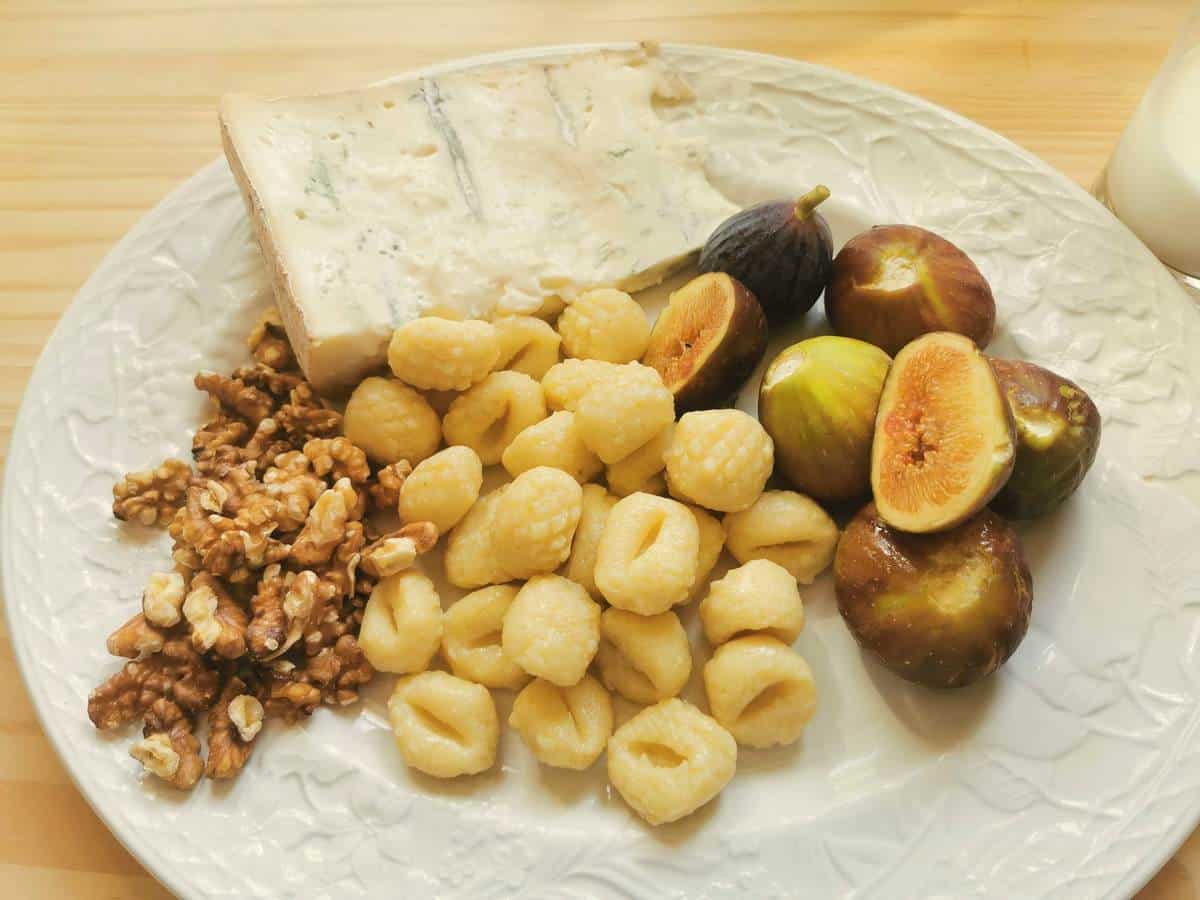 Ingredients for gnocchi with Gorgonzola plus the optional topping of walnuts and figs.