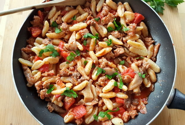 https://www.the-pasta-project.com/wp-content/uploads/homemade-cavatelli-pasta-with-oyster-mushrooms-and-sausage-7-640x433.jpg