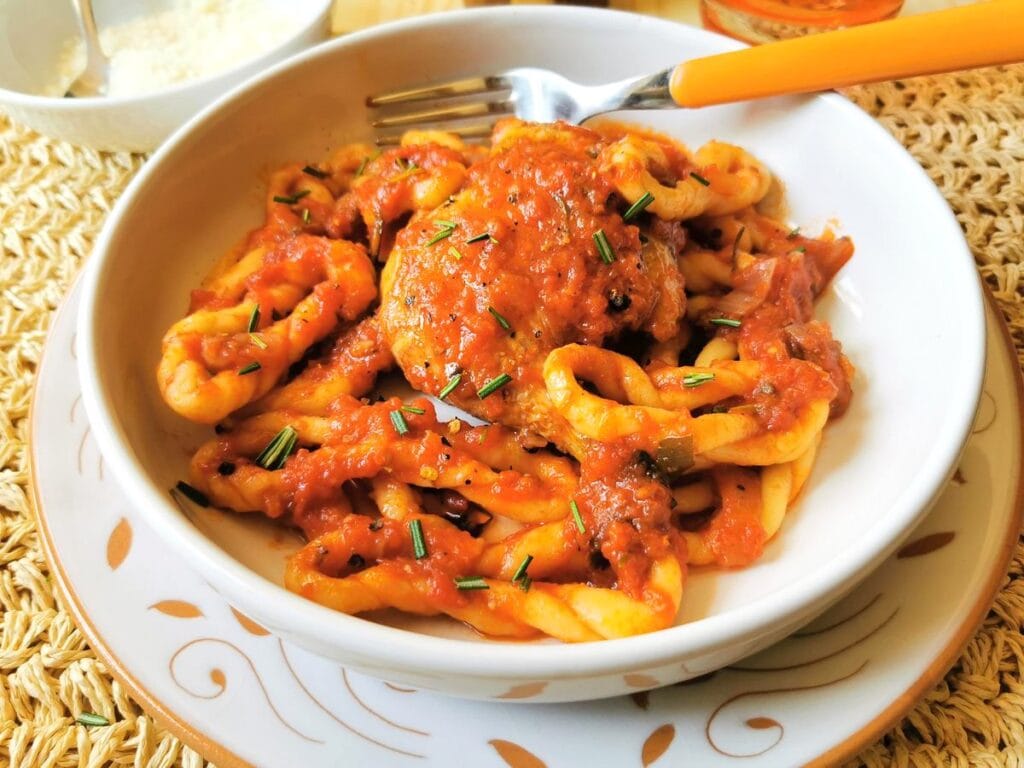 Sardinian pasta recipes - braided lorighittas with chicken ragu