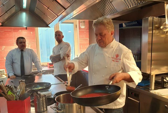 Peppe Guida cooking spaghetti with tomato sauce at Pastificio dei Campi