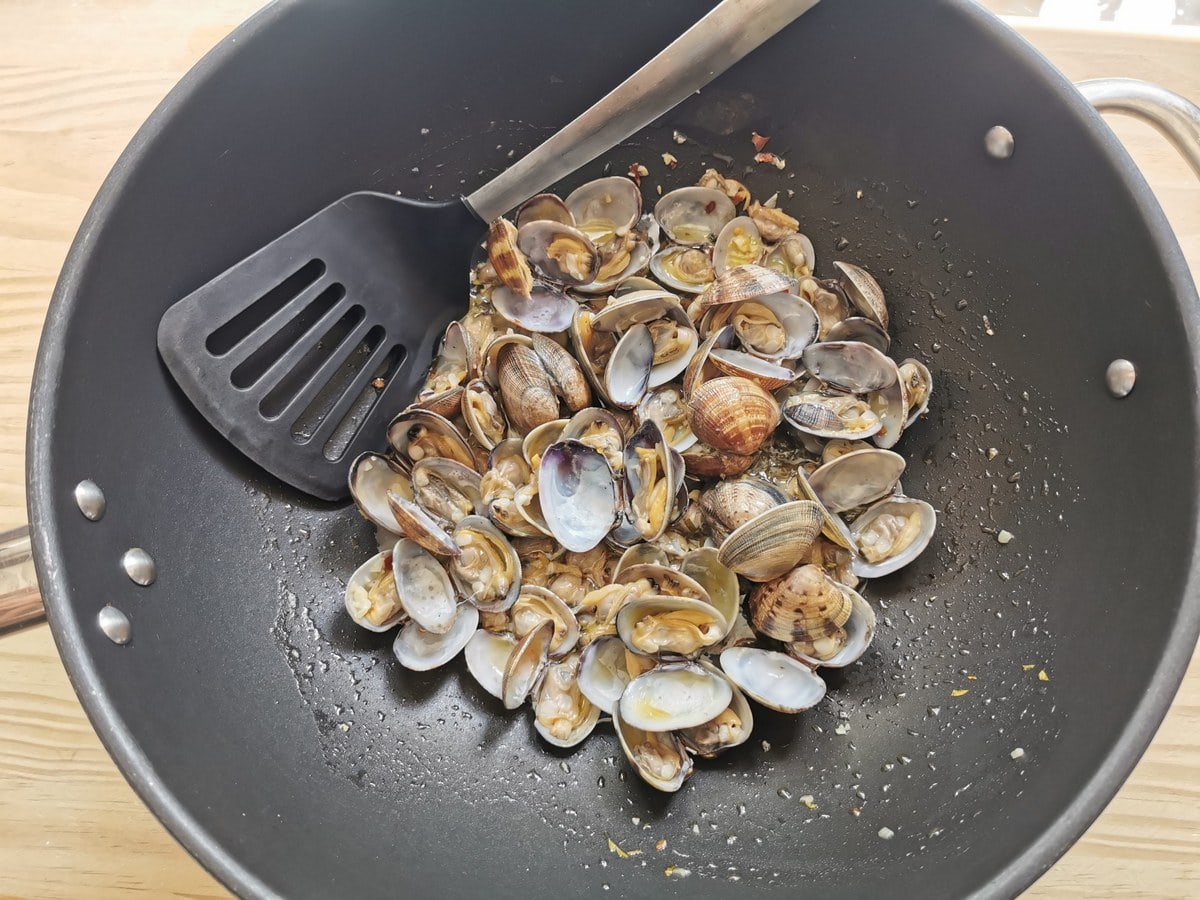 Clams in deep frying pan with garlicn and peperoncino.