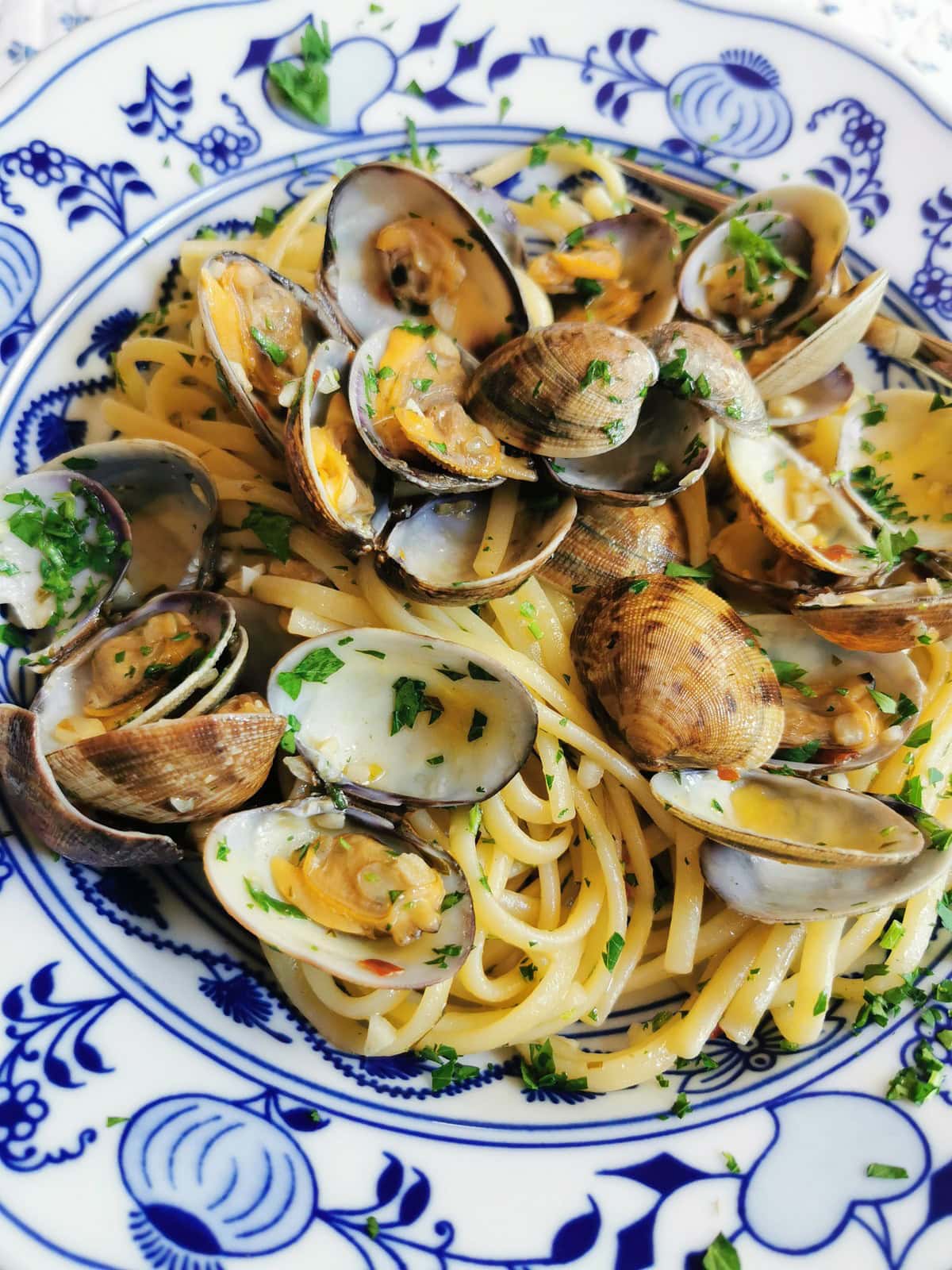 Linguine alle vongole (pasta with clams)