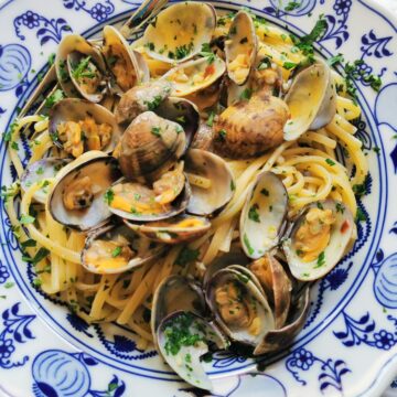 Linguine alle vongole (pasta with clams)