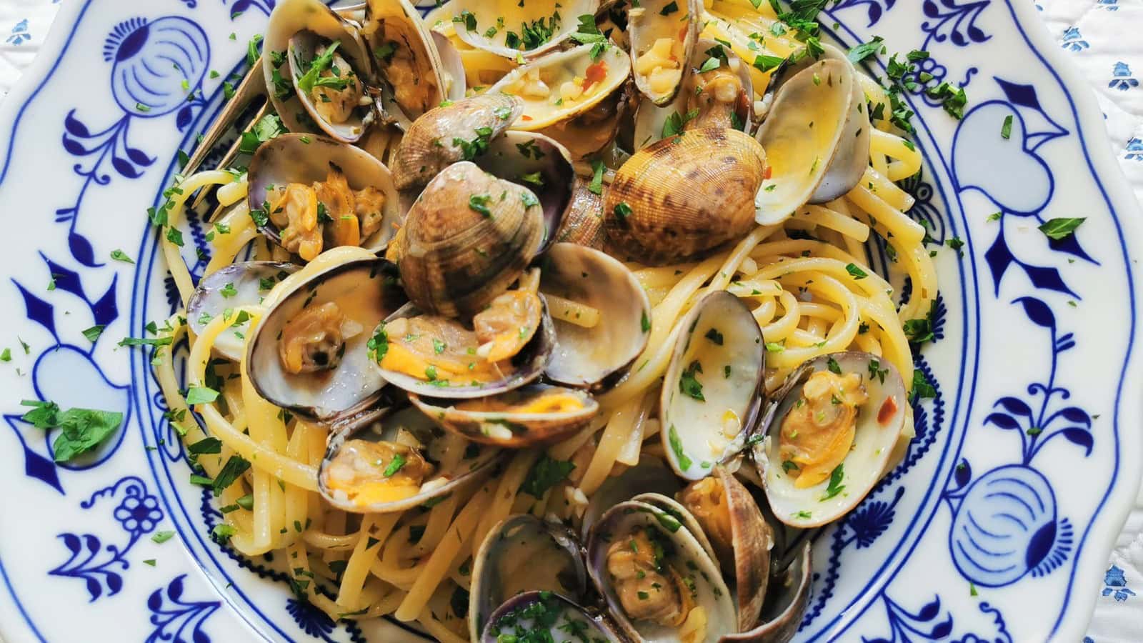 Linguine alle vongole (pasta with clams).