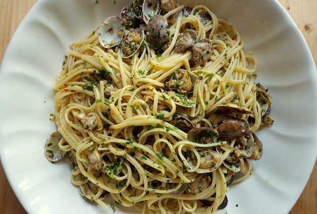 Linguine pasta alle vongole (linguine with clams)