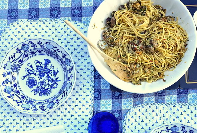 Linguine pasta alle vongole (linguine with clams )