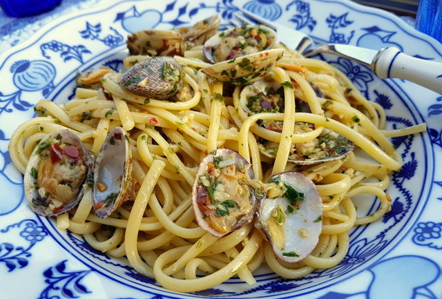 Seafood pasta recipes - linguine pasta alle vongole - linguine with clams