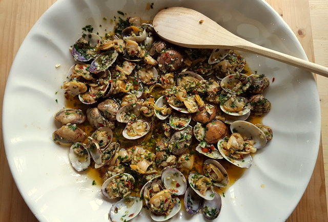 Clam sauce for linguine pasta alle vongole in white bowl