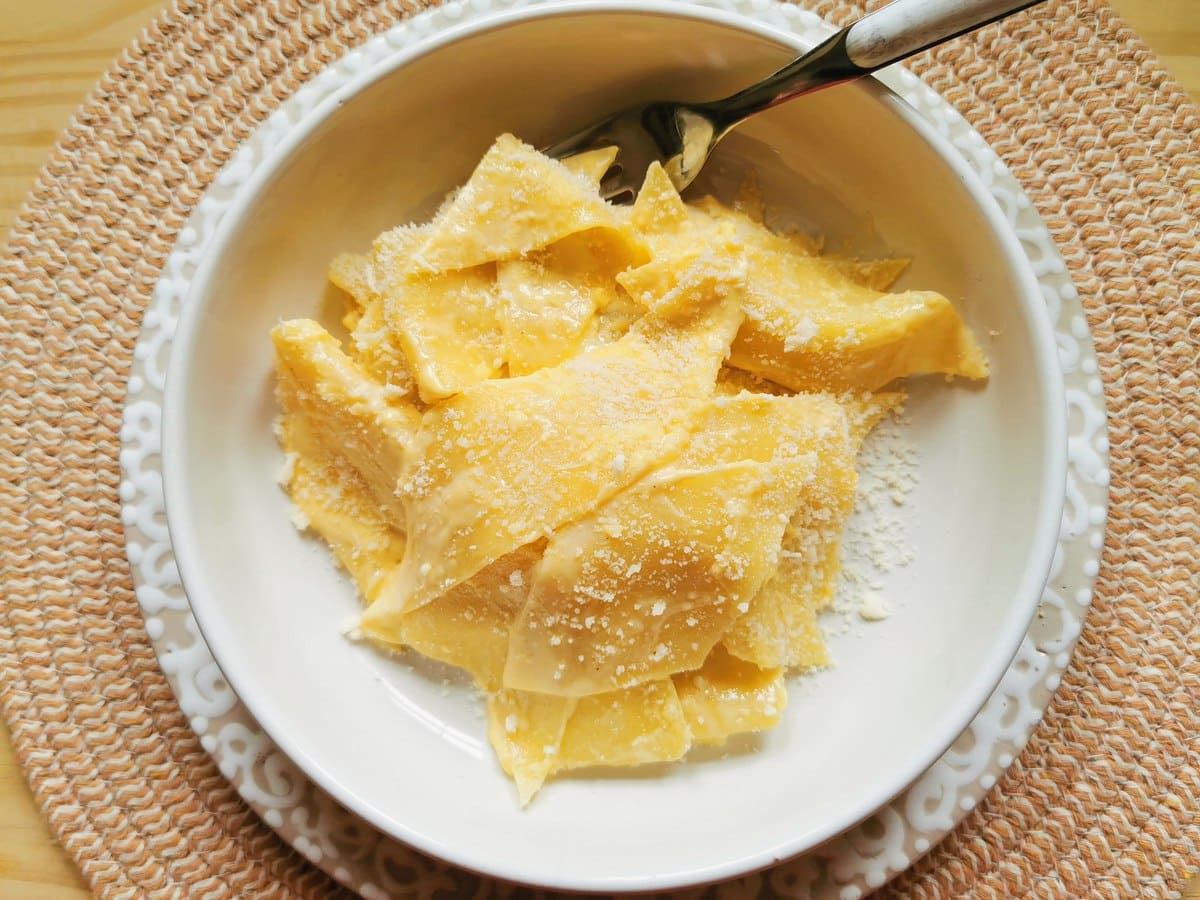 Pasta with mascarpone in a bowl.