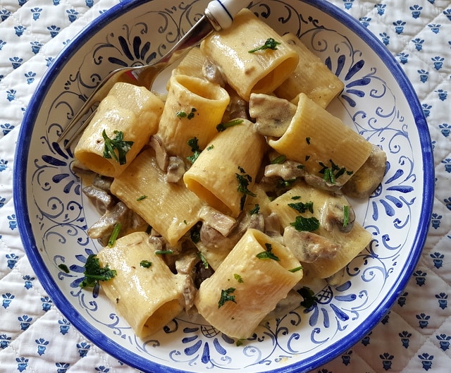 Mezzi paccheri with mushrooms and cream recipe from Naples. 