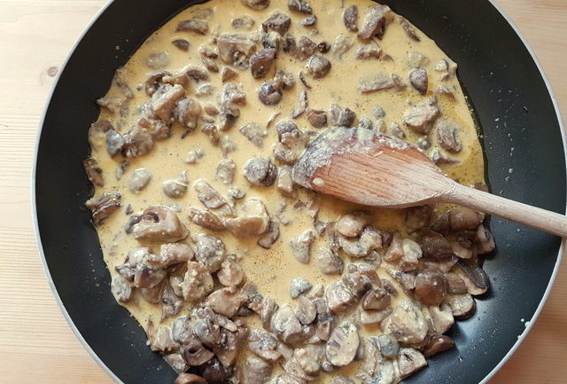 mushroom sauce for mezzi paccheri with mushrooms and cream 