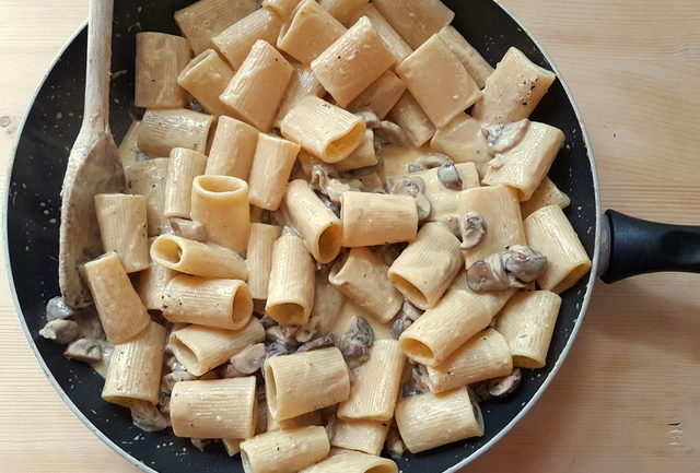 mezzi paccheri with mushrooms and cream 