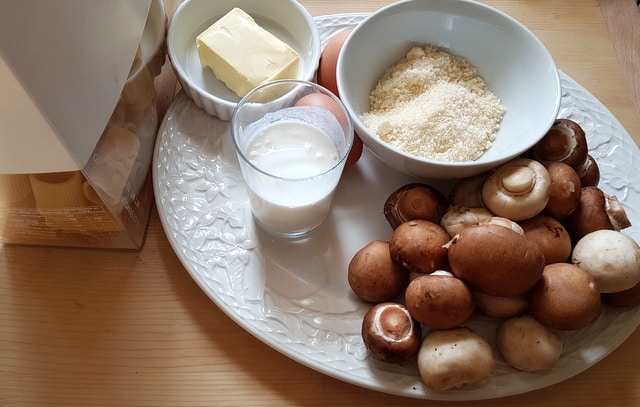 ingredients for mezzi paccheri with mushrooms and cream 