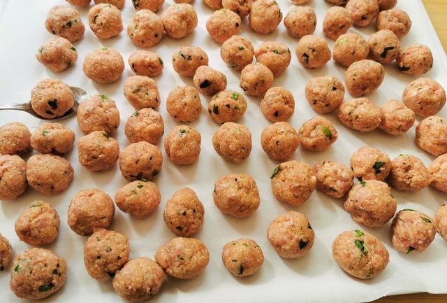 meatballs on kitchen paper ready to be cooked