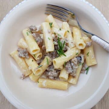 Pasta alla norcina in a bowl.