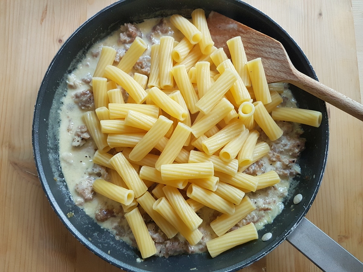 Cooked pasta added to the Norcina sauce.