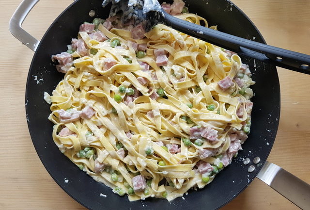 pasta alla papalina ready in frying pan