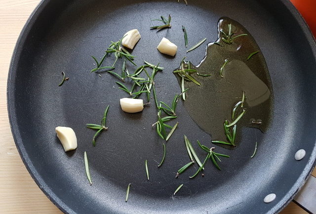 garlic, olive oil and rosemary in frying pan