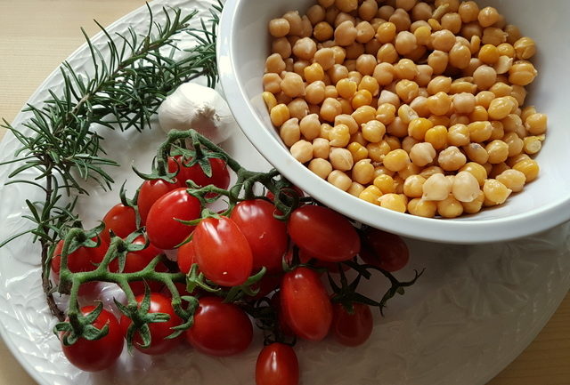 ingredients for pasta and chickpea soup recipe from Tuscany 