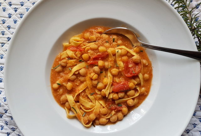 pasta and chickpea soup recipe from Tuscany 