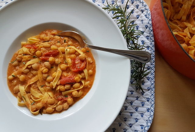 pasta and chickpea soup recipe from Tuscany 