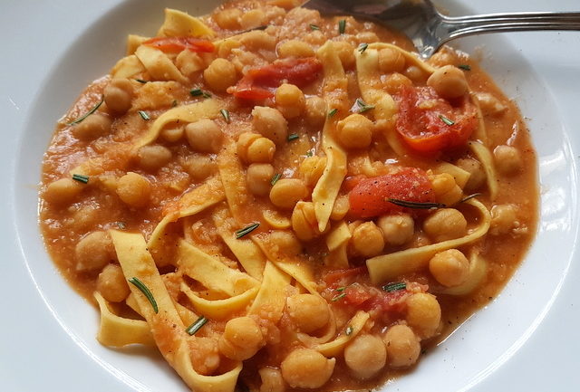 pasta and chickpea soup recipe from Tuscany 