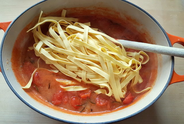 adding tagliatelle to chickpea soup 