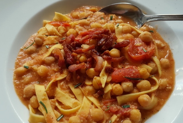 pasta and chickpea soup recipe from Tuscany 
