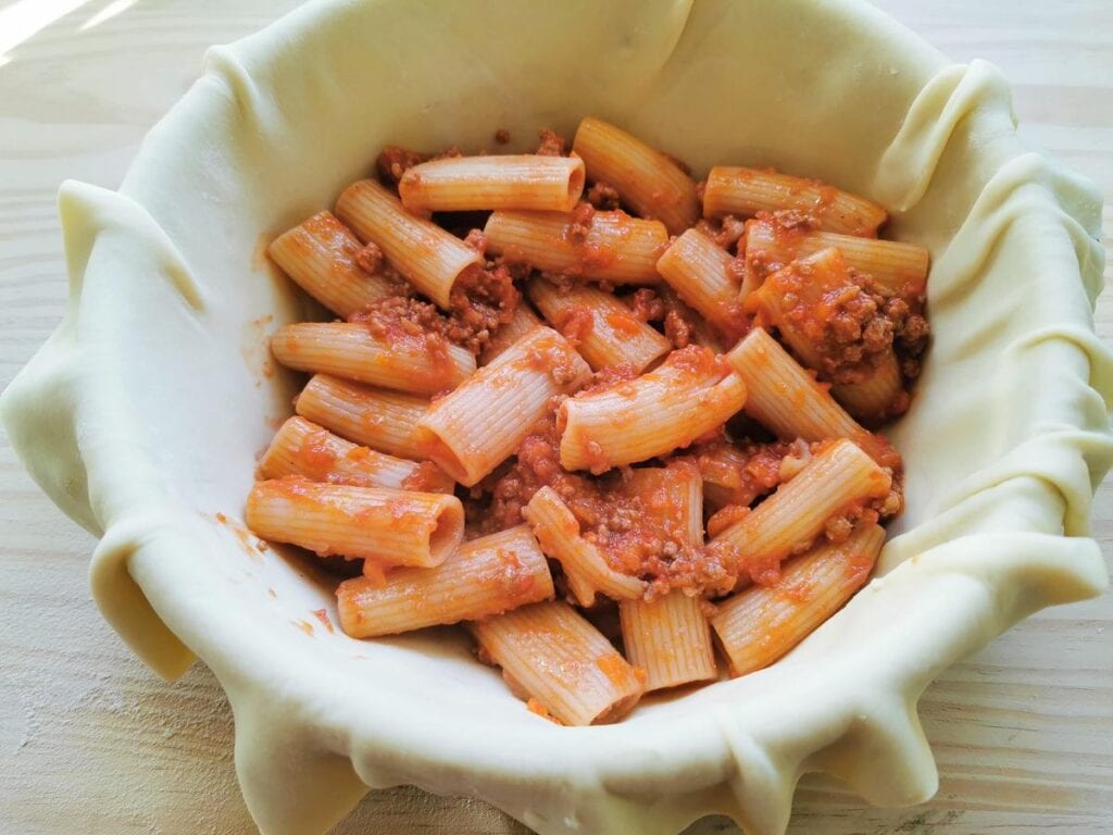 rigatoni and ragu on the pastry lined dish