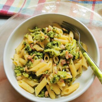 Pasta with broccoli.