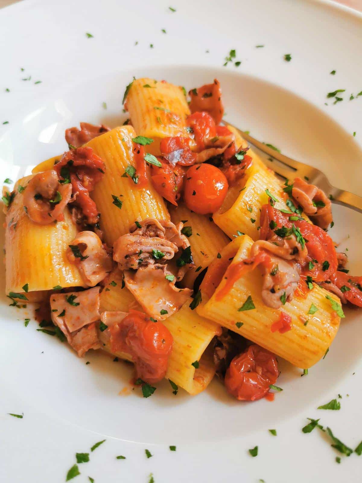 Pasta with calamari, tomatoes and parsley